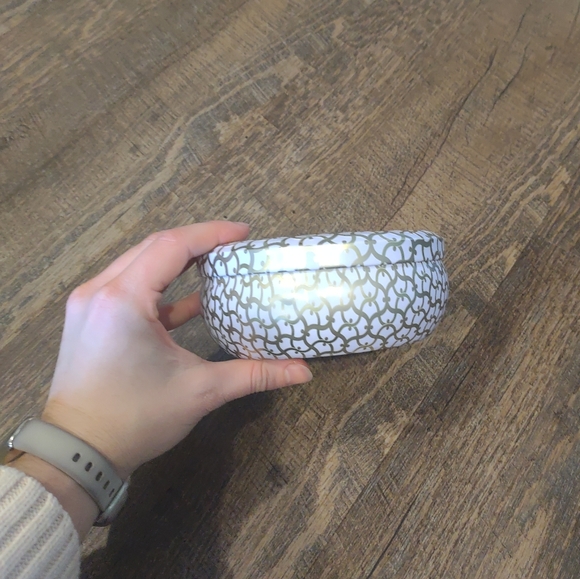 Voluspa suede blanc scented tin candle, 12oz - Picture 3 of 5